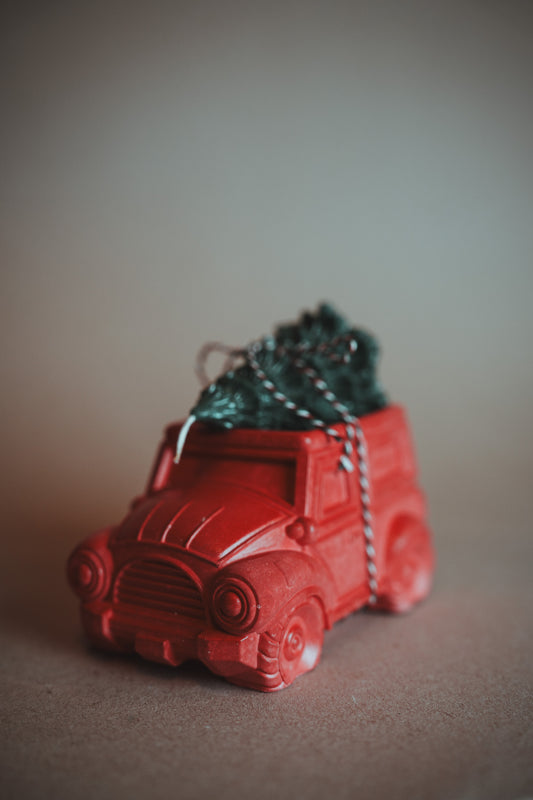 Ziemassvētku automašīna ar egli