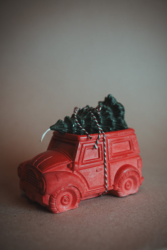 Ziemassvētku automašīna ar egli