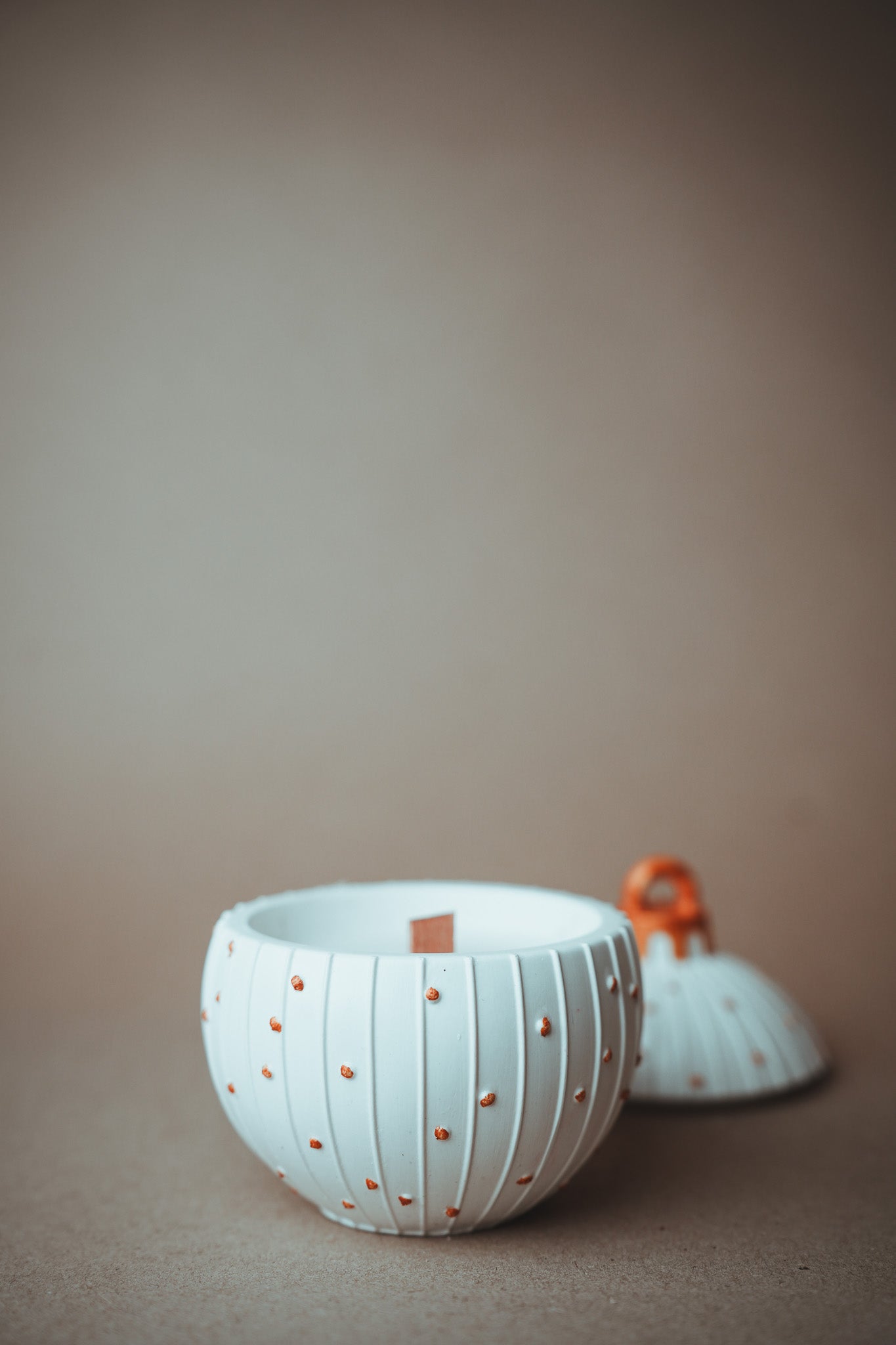 Ģipša bumba ar zelta pumpiņām