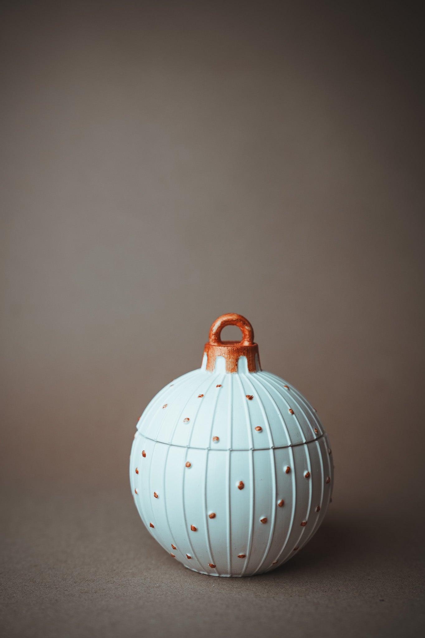 Ģipša bumba ar zelta pumpiņām