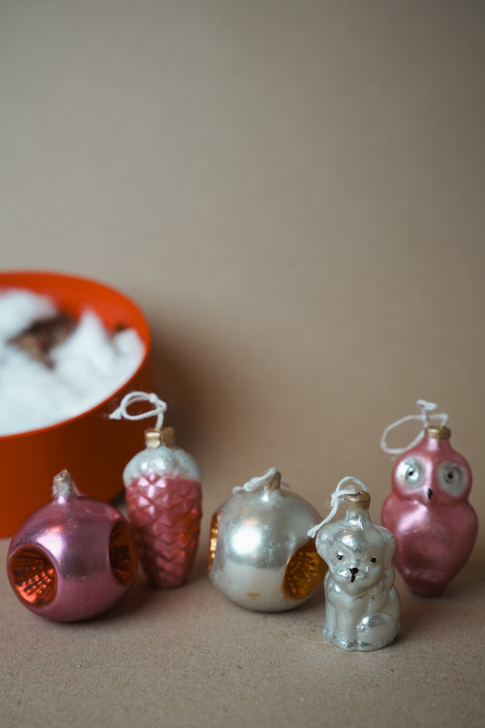 Pūce, sunītis, 2 bumbas un čiekurs