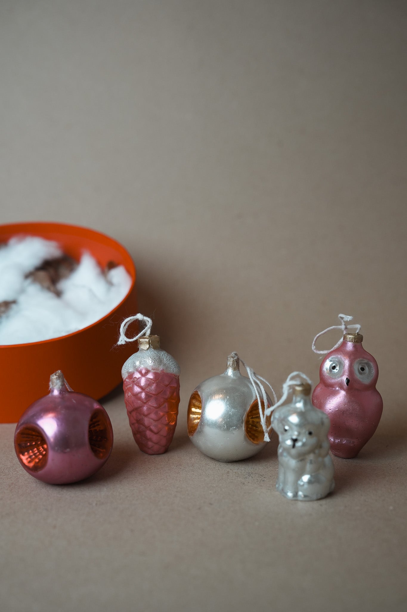 Pūce, sunītis, 2 bumbas un čiekurs